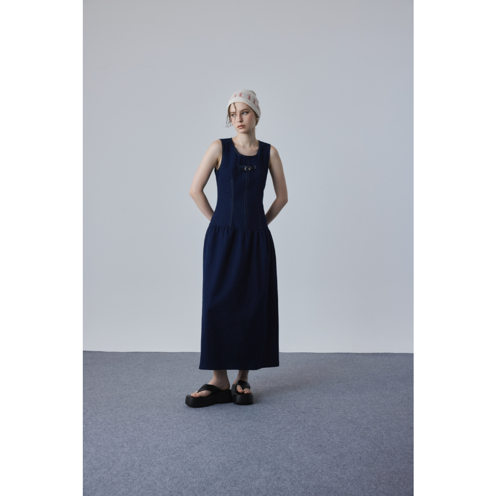 ROAMY DENIM DRESS เดรสแขนกุด ผ้ายีนส์ยืดดีเทลรูดช่วงสะโพก
