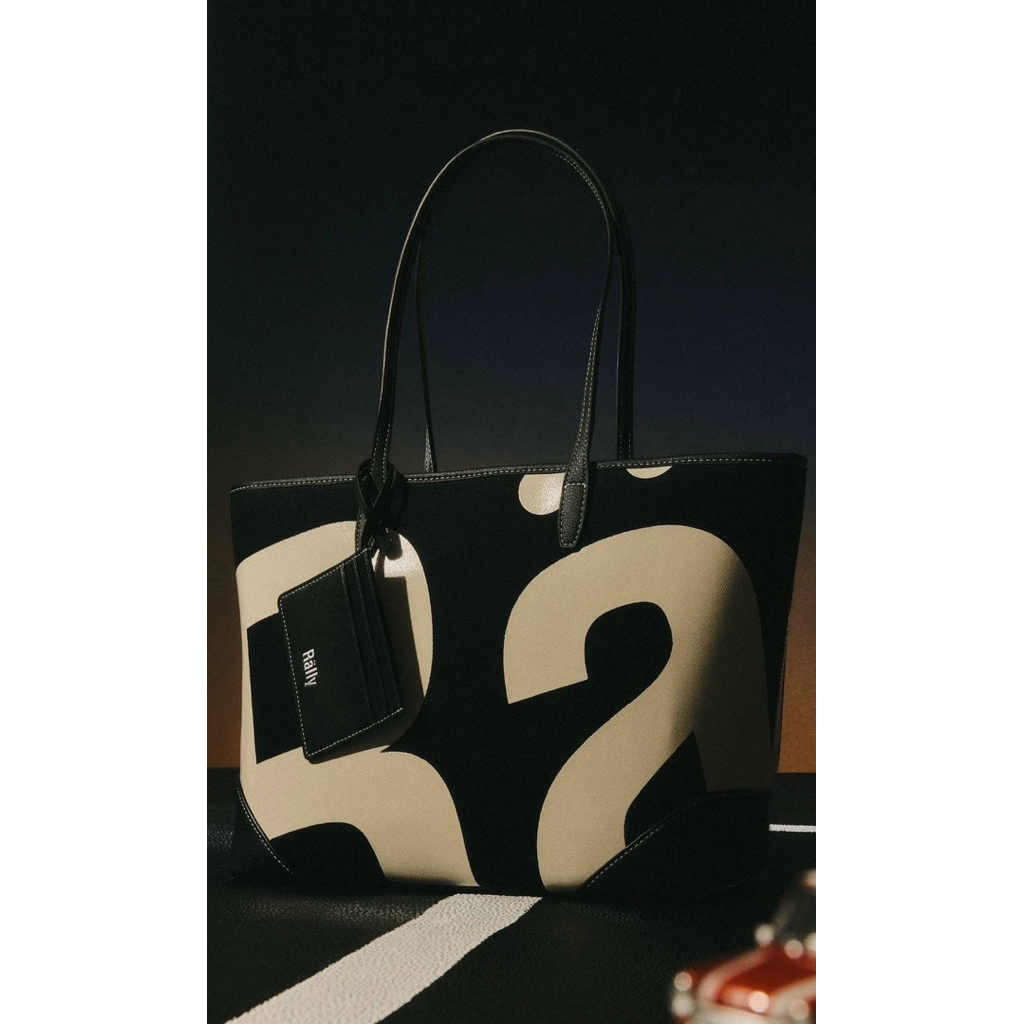พร้อมส่ง!!!!♠️ Rally City Tote : สี Classic Black － สีดำสกรีนโลโก้สีขาว (ไซส์คลาสสิก) แถมฟรี Limited Card Holder สีดำ