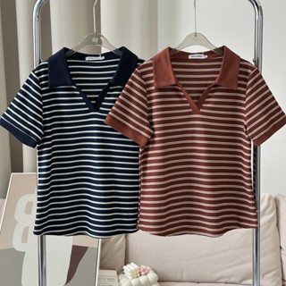 SISSY: เสื้อแขนสั้น คอปกวี (S-XXL) ลายขวาง ผ้าถักยืดนุ่ม สวม…