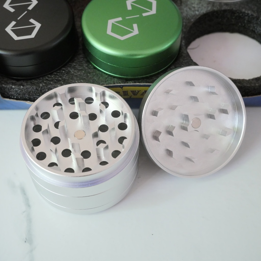 Premium Grinder – เครื่องบดสมุนไพรโลหะ 4 ชั้น งาน CNC ละเอียด ใบมีดคม บดลื่น (เซตคละสี) ราคา ถูกที่สุด ดีลบีเคเค แกลเลอรีภาพที่ 5