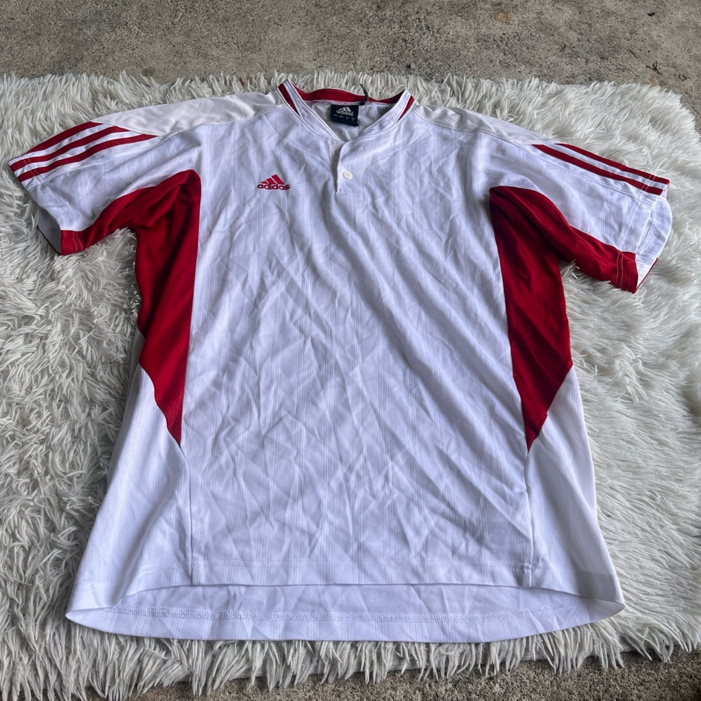 เสื้อกีฬาสีขาวแถบแดง Adidas ป้ายไซส์ M ของแท้ 100%