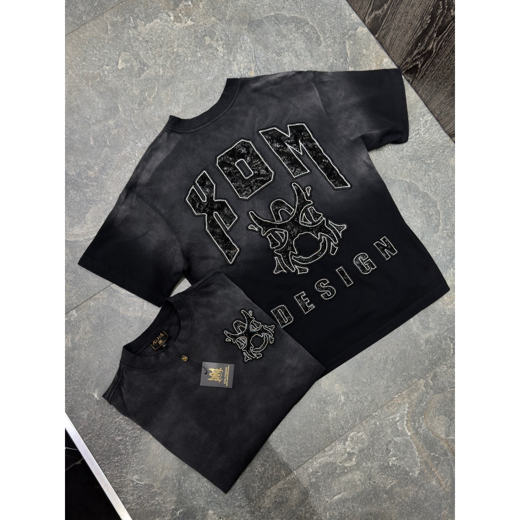311XOM เสื้อยืดโลโก้ปักหนังxom เสื้อยืดแขนสั้น