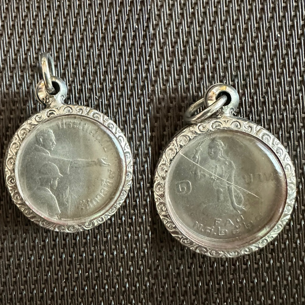 เหลี่ยมกรอบเดิม	เหรียญรัชกาลที่ 9 เหรียญ ๑ บาท ปี2520 (ในหลวงโปรยข้าว หลังพระแม่โพสพ) ...