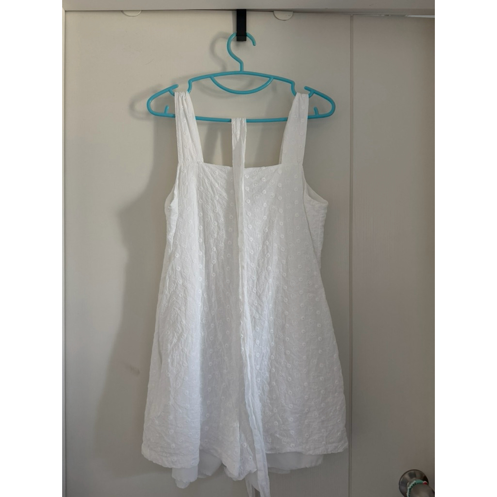 [ส่งต่อ] เอี๊ยมจั๊มสูทสีขาว 3pcs.basket