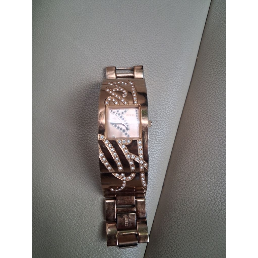 นาฬิกาข้อมือสำหรับผู้หญิงGuess