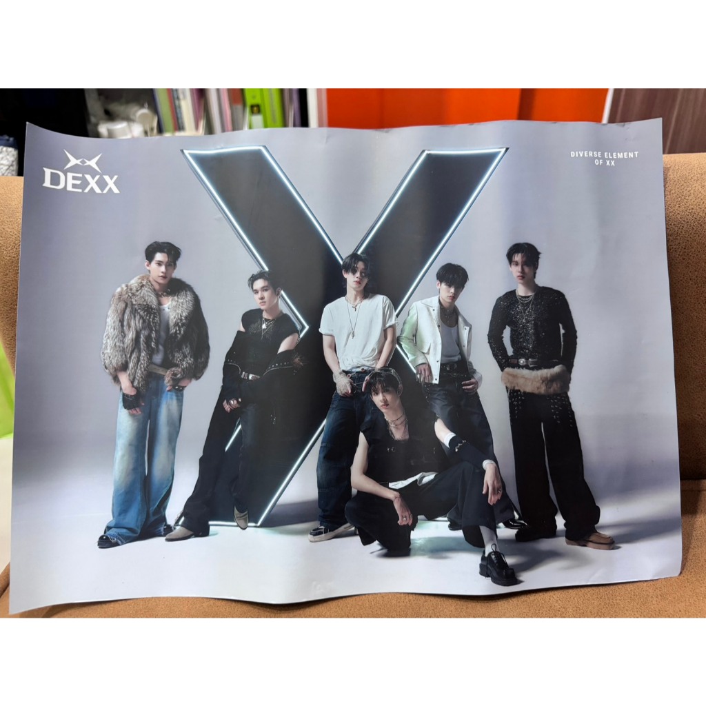 (FC) Poster วง DEXX ทั้งหมด 6 คน ได้แก่ เจมส์ศุ,ติวเตอร์,ยิม,ป๋อ,ตี๋ตี๋ และอู่อู๋