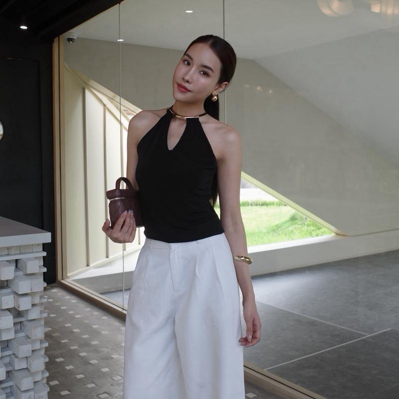 FASHION.NNN เสื้อคล้องคอเว้าหน้า ดีไซน์ห่วงทอง ผ้าเรียบหรู