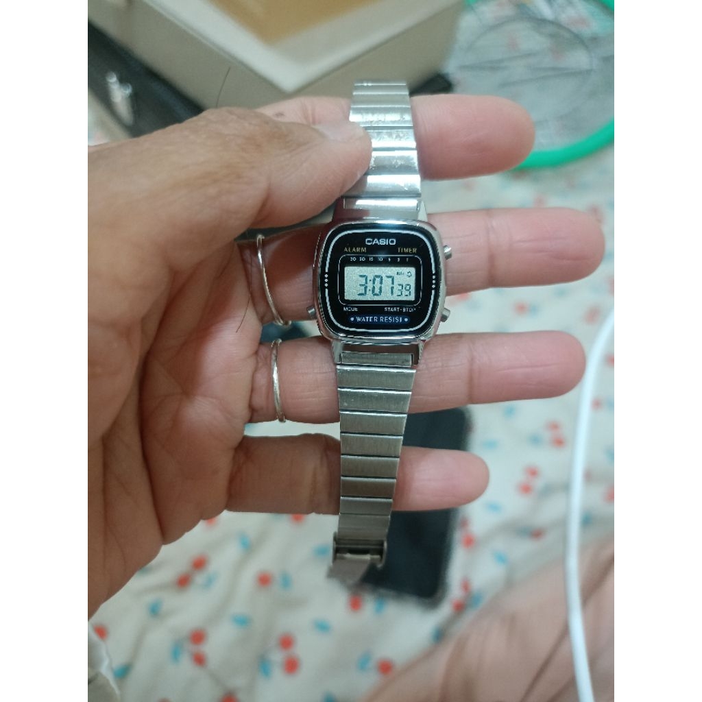 Casio นาฬิกาข้อมือ Classic รุ่น LA670WA-1DF สีเงิน เรือนเล็ก สินค้าของเเท้(มือ2)