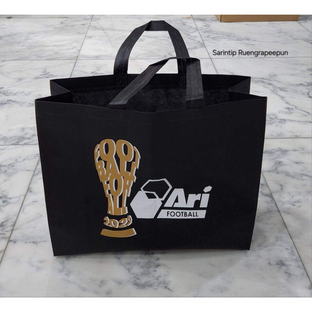 ARI FOOTBALL SPUNBOND BAG ถุงผ้าอเนกประสงค์ สีดำฟุตบอลโลก จาก Ari Shop ขนาดใหญ่ 40×33.5×15 ซม.(16"×1