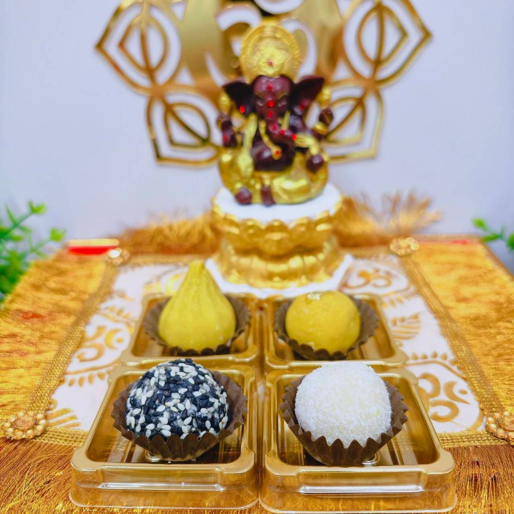 ขนมลาดูโมทกะ สูจรอินเดีย ลาดูงาดำ ลาดูมะพร้าว เซต 4 ชิ้น ถวาย พระพิฆเนศ