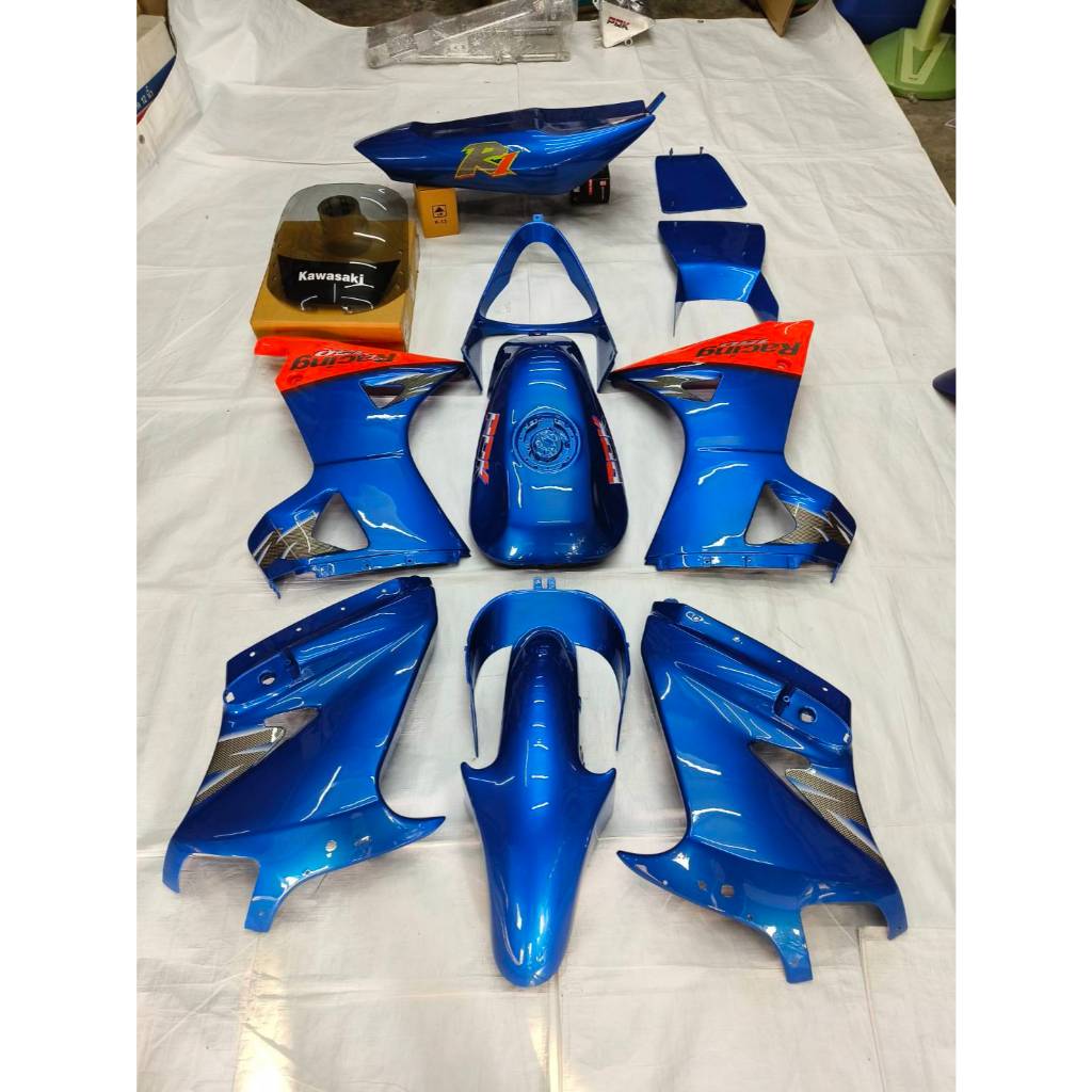 Kawasaki ชุดสีPDK R-1 ในชุด12ชิ้นทั้งคัน  ตัวเบาะ2ท่อน ถังเดิมฝาเรียบ งานสี2K เงาๆฉ่ำๆ ในถังล้างสนิม