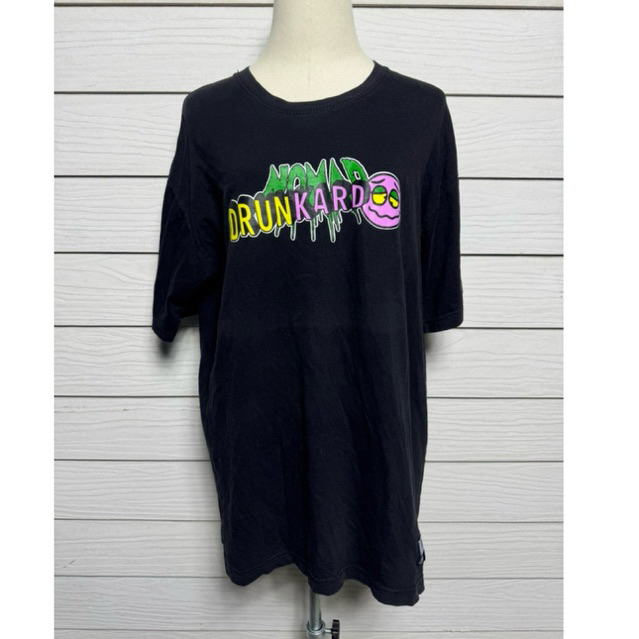 เสื้อยืดสีดำลายสกรีน "NOMAD DRUNKARD" จากแบรนด์ Nomad