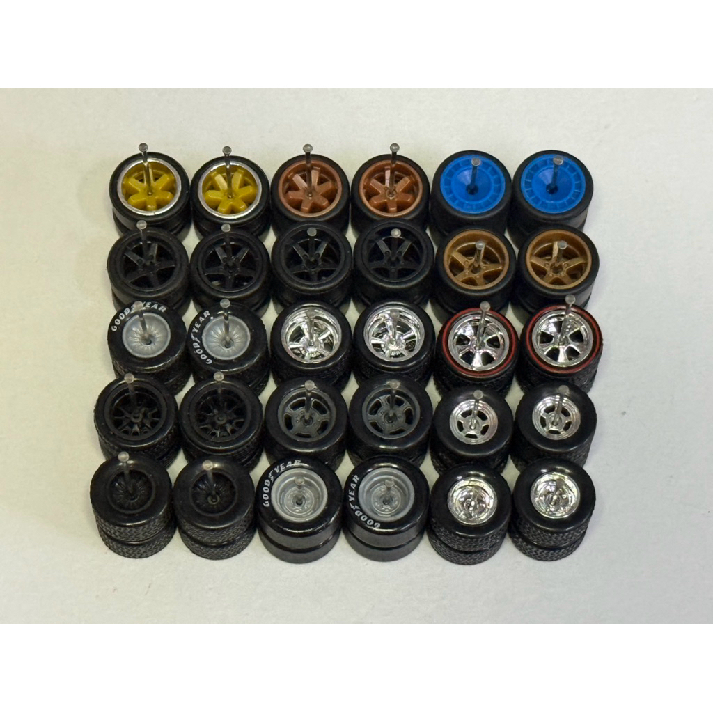 ล้อยาง ขนาด 12.5 MM ประมาณ รวมยาง ล้อยาง ลายยอดนิยม แกนยาว  ใส่กับ รถ ขนาด 1:64 ได้หลายยี่ห้อ