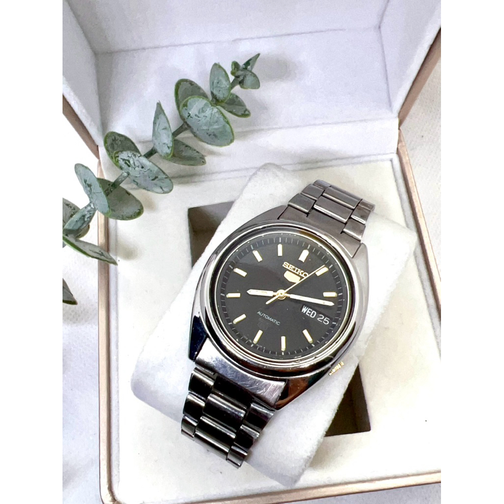 นาฬิกา Seiko 5​ Automatic กลไกลระบบเครื่อง 7009  หน้า​ปัดสีดำ หลักทอง(รับประกัน3เดือน)