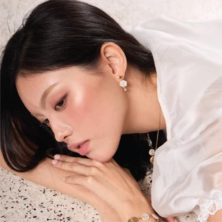 earika.earrings - Petal Glint Drop ต่างหูวิ้งค์ห้อยกระดุมดอกไม้ วัสดุสแตนเลส (stainless steel) เหมาะสำหรับคนแพ้ง่าย