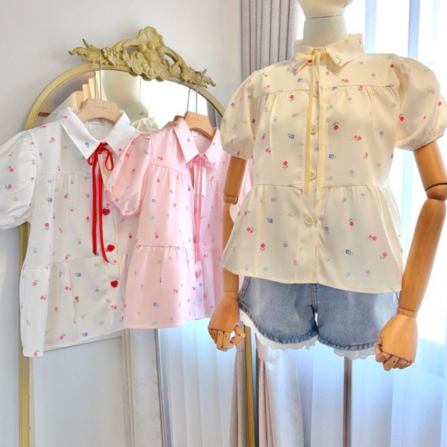 เสื้อเชิ้ตคอปกแขนตุ๊กตา  ทรงระบายเย็บต่อชั้นๆ เนื้อผ้ายีนมิลินลายดอกหวานๆน่ารัก