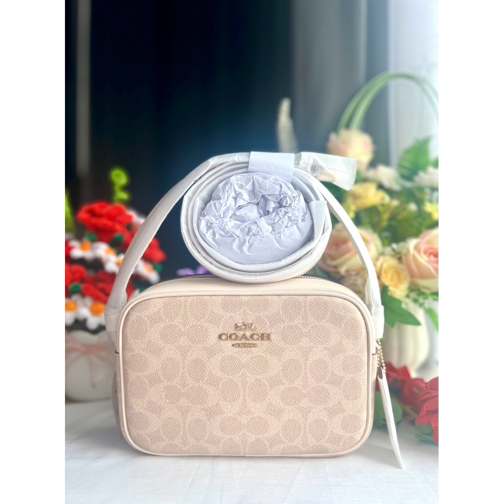 💛พร้อมส่ง Jamie Camera Bag In Signature Canvas สี :Sand Chalk  ขนาด : 8.75"(L)x6" (H) x3" (W) Style 