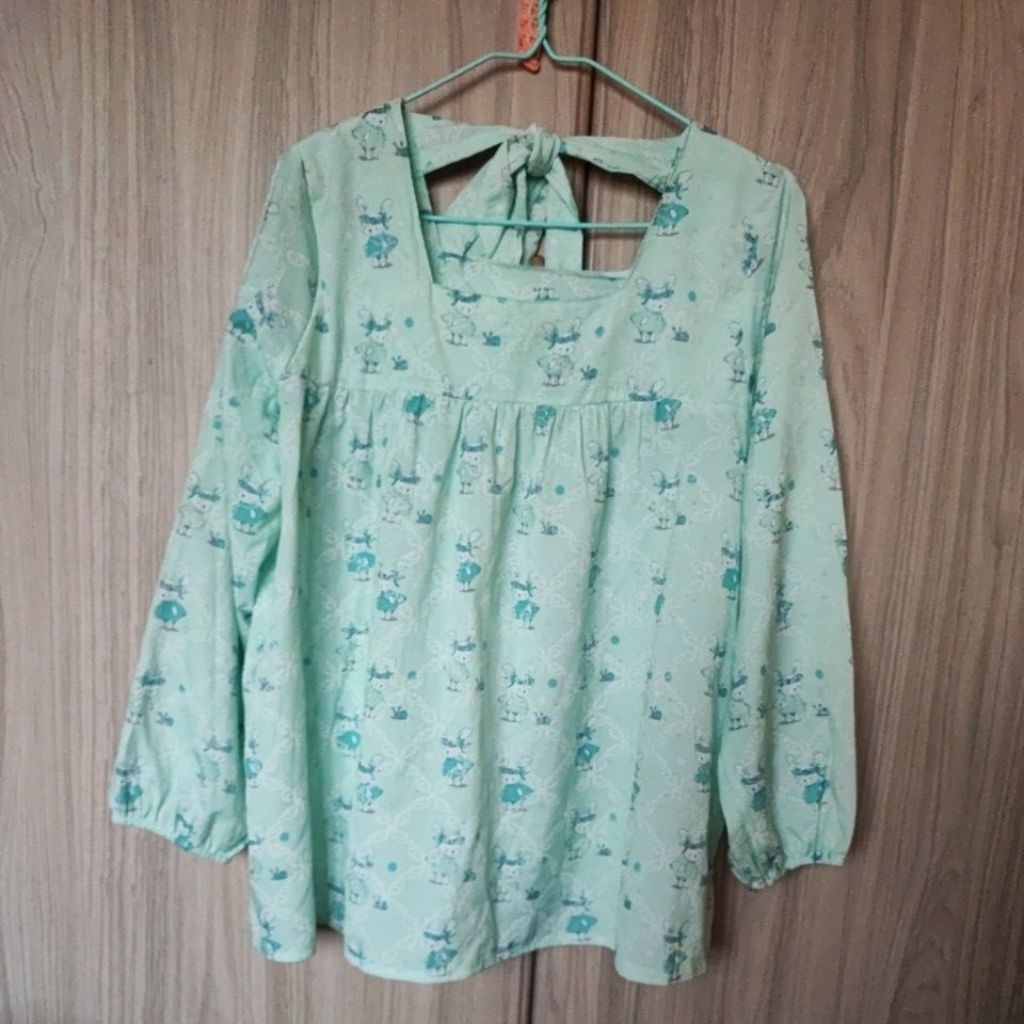 MTP-082 เสื้อผ้าผสม ไม่ยืด มีลายนูนในตัว แขนยาว ปลายจั๊ม ผูกคอด้านหลัง สภาพดีมาก มือ1 ซื้อมาไม่เคยใส