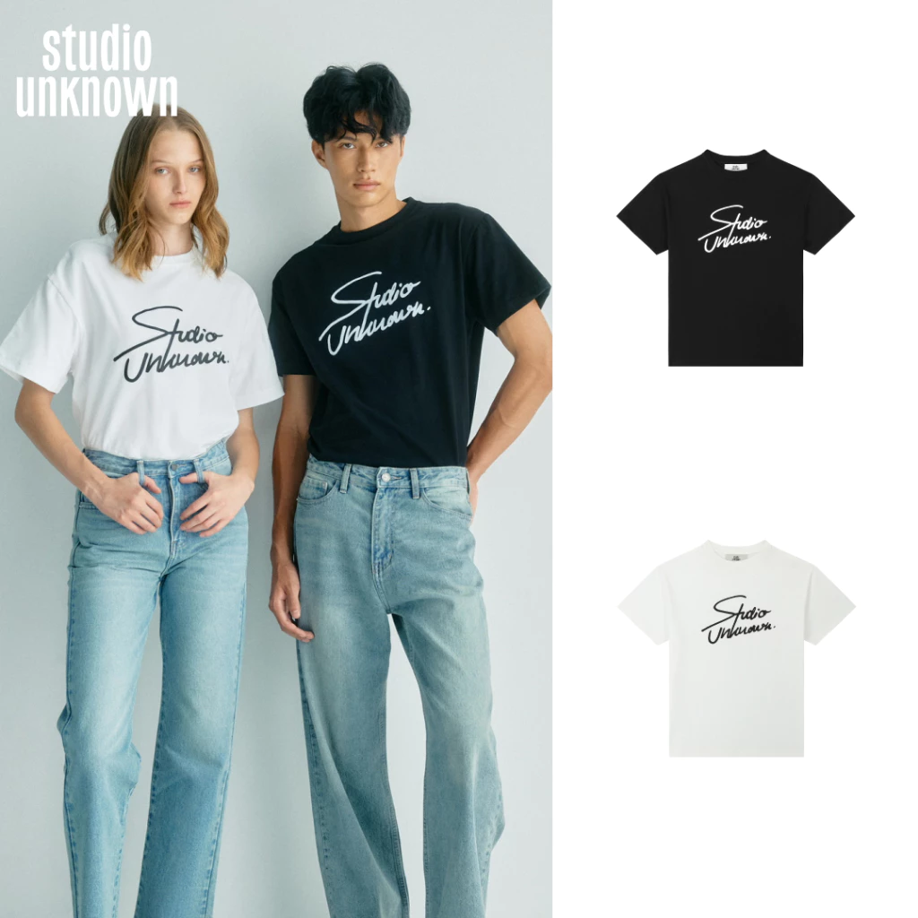 STUDIO UNKNOWN - Signature Script T-Shirt เสื้อยืดแบรนด์ดีไซน์ตัวเขียนสกรีนด้วยเทคนิค DFT