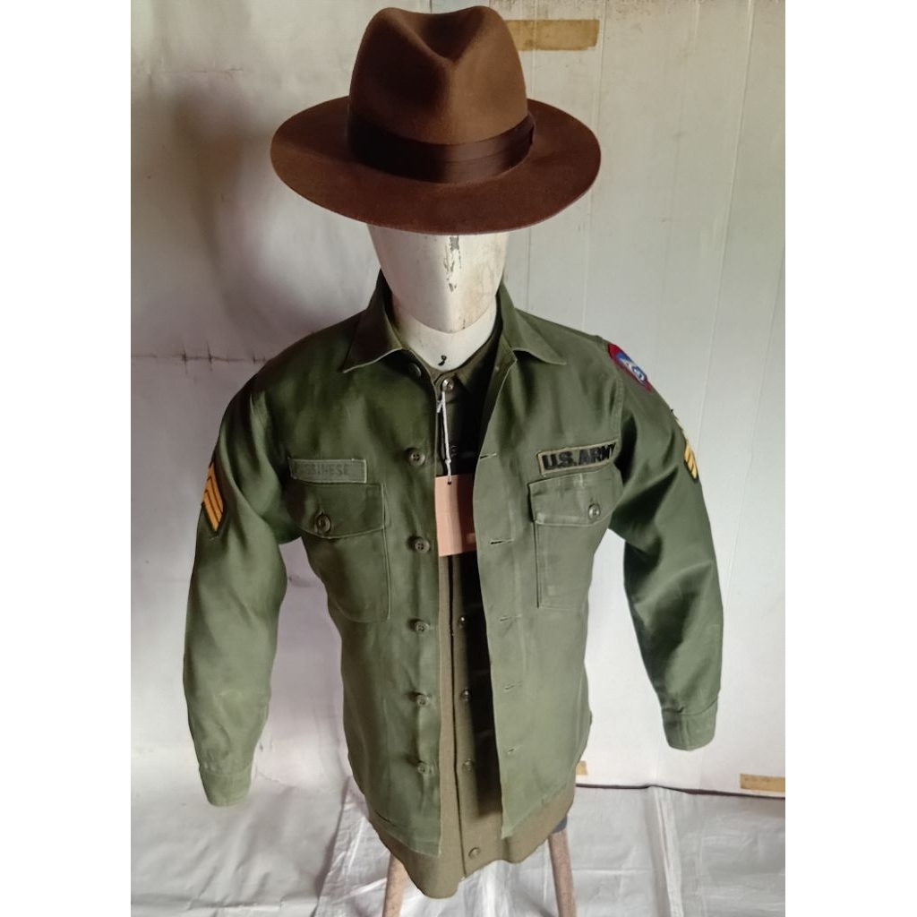 เสื้อเชิ้ตทหารOG-107รุ่นP64ปี1965ประจำกองทัพสหรัฐในสงครามเวียดนาม