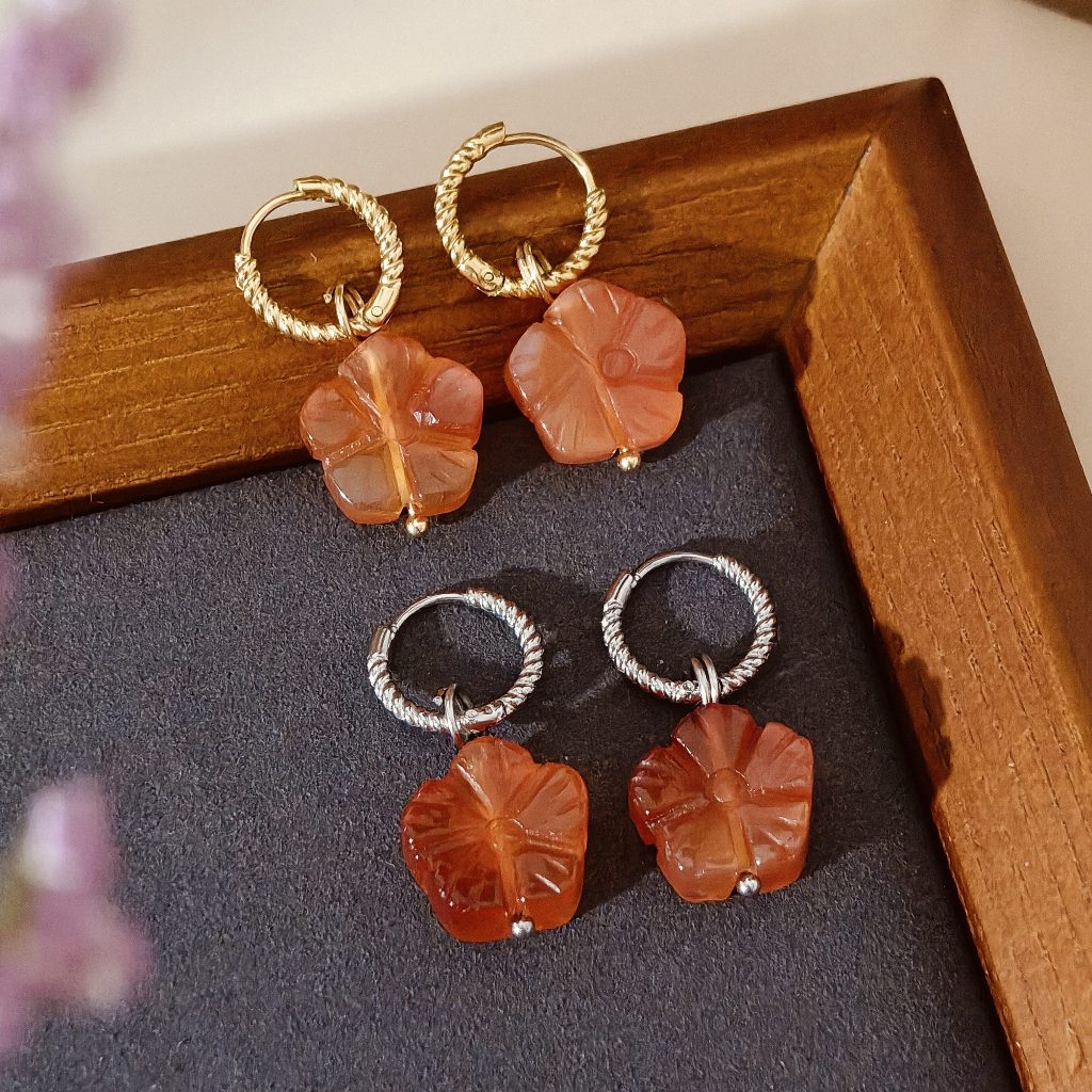 Vachana -  Carved Botan Carnelian Twisted Huggie Hoop Earrings (ต่างหูห่วงหินคาร์เนเลียนโบตั๋นแกะสลัก)