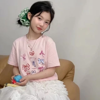 เสื้อยืดแขนสั้นสำหรับเด็กผู้หญิง ตกแต่งด้วยโบว์ 3 มิติและลายการ์ตูนน่ารัก ดีไซน์เก๋ไก๋ ใส่ได้หลายโอกาส ทันสมัยและน่ารัก