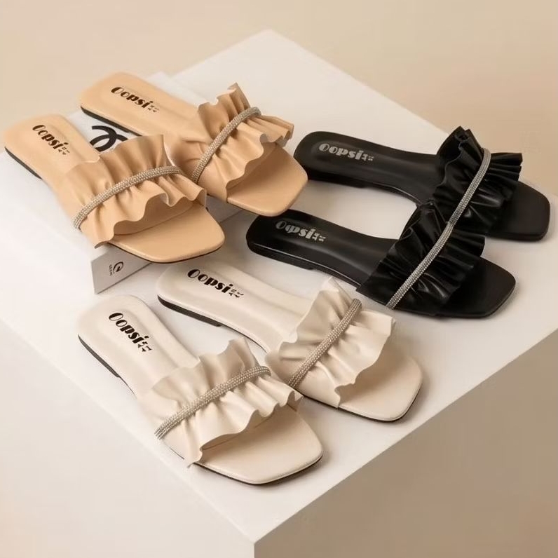 รองเท้าแตะ ไซส์เล็ก  ไซส์ใหญ่  36 - 45 Bigsize ส้นแบน แบบหน้าจีบย่น คาดเพชร สีสวยหรู มาใหม่คะ มีสีดำ สีครีม สีขาวคะ
