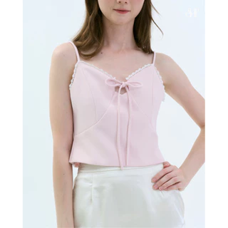 BABY BOW TOP (เฉพาะเสื้อ) สายเดี่ยวลูกคุณหนู ดีเทลลูกไม้ช่วงอกและเลเยอร์เว้าช่วงหน้า เพิ่มความน่ารักด้วยโบว์ผูกด้านหน้า