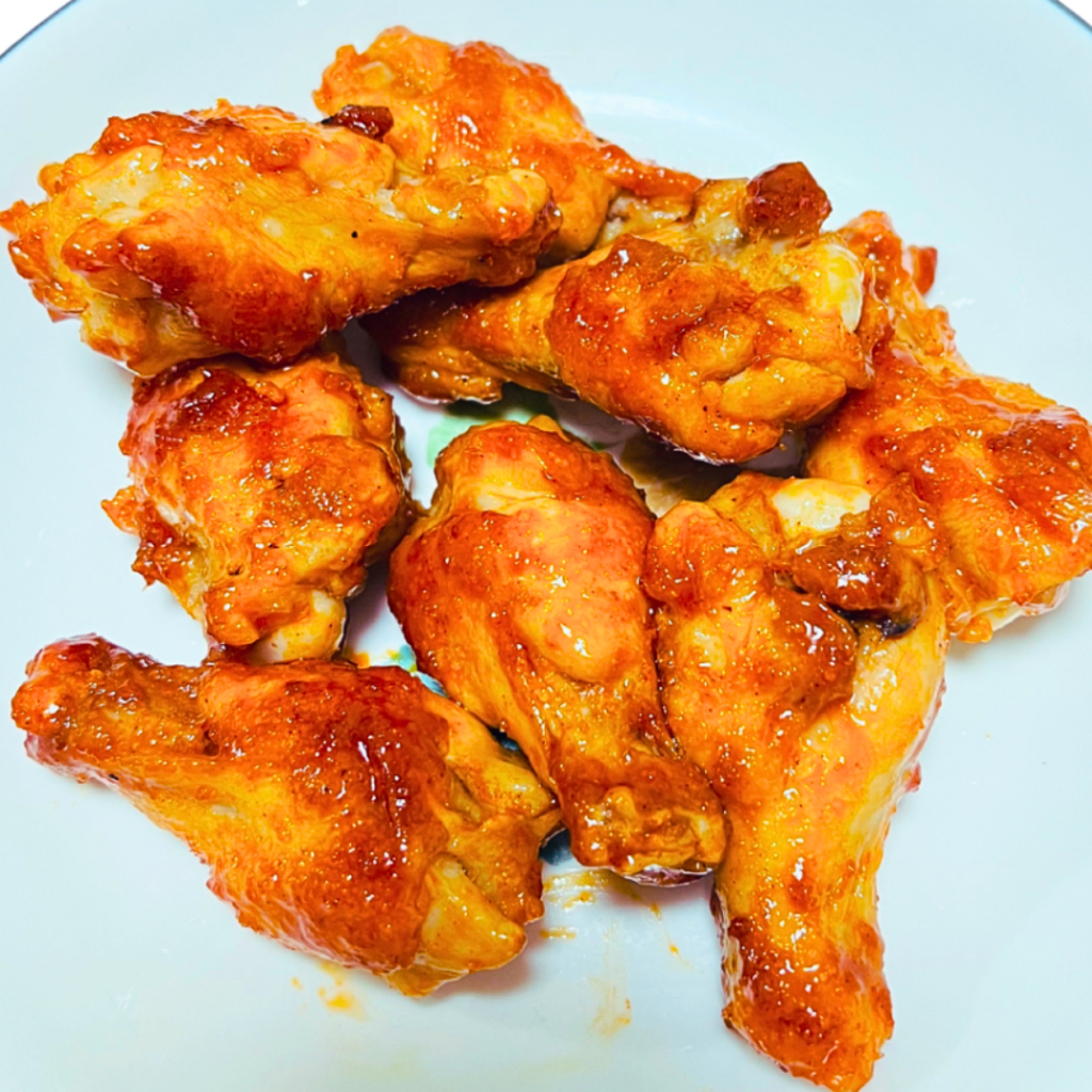 <สั่งในไลฟ์ลด50%>ปีกบนไก่อบรสบาร์บีคิว 1 kg 23-25ชิ้น <เวฟหรือเข้าหม้อทอดก่อนทาน> หอม อร่อย เผ็ดกำลังดี ไก่BBQ
