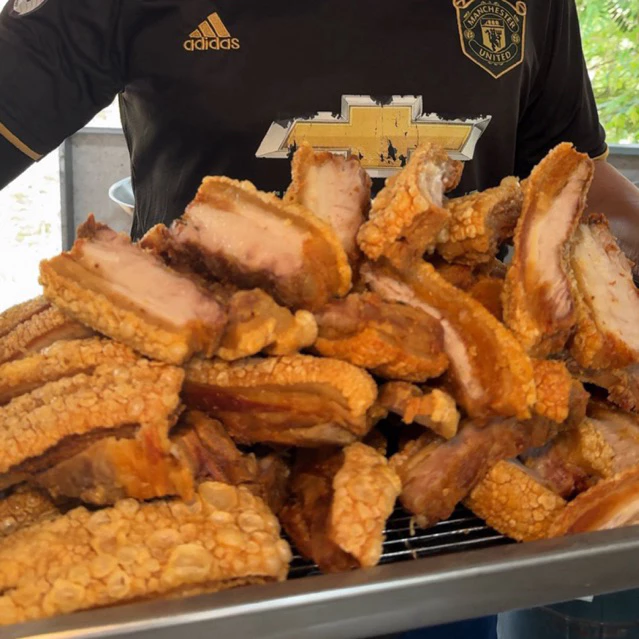 เศษหมูกรอบจ่านนท์สดใหม่พร้อมนำไปประกอบอาหารมันค่อนข้างเยอะขอคนรับได้
