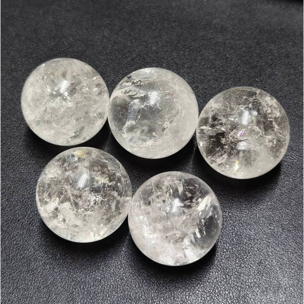 หินควอตซ์ใสทรงกลม มีติดรุ้งเบาๆ Quartz ขนาด 38-41 มม. แถมฟรีฐาน (1 ชิ้น)