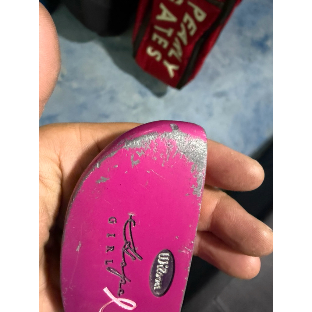 ไม้กอล์ฟมือสอง พัตเตอร์เลดี้ Wilson สีมีลอกดังรูป ไม่มีผลต่อการใช้งาน