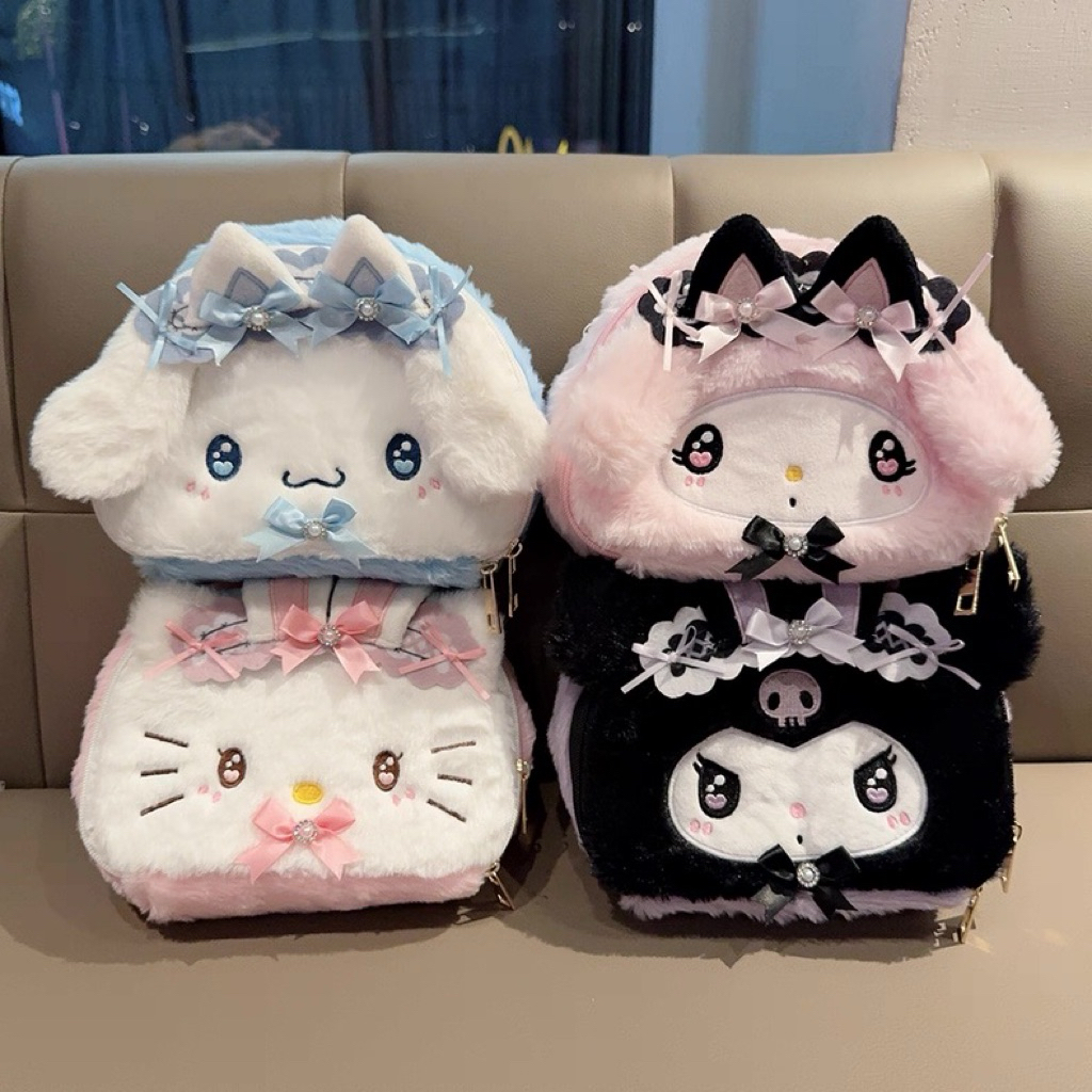 (Pre/พร้อมส่ง) กระเป๋าเครื่องสำอาง Sanrio ขนนุ่มนิ่ม 🎀 ลาย Hello Kitty / Cinnamoroll / My Melody / Kuromi ทรงครึ่งวงกลม
