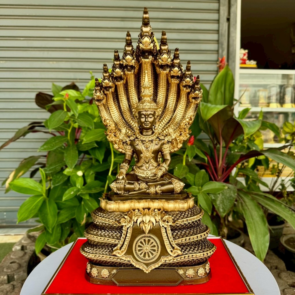 พระมหาจักรพรรดินาคปรกงานพุทธศิลป์ แร่เหล็กน้ำพี้