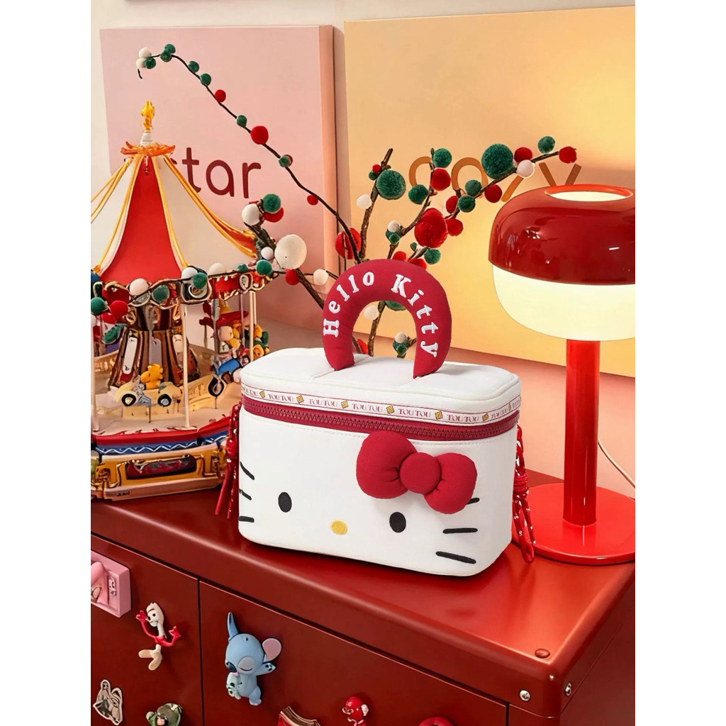 ⏰ กระเป๋าเครื่องสำอาง แท้100% Toutou x Hello Kitty – กระเป๋าใหญ่จุใจ ลิขสิทธิ์แท้ Sanrio สีขาว