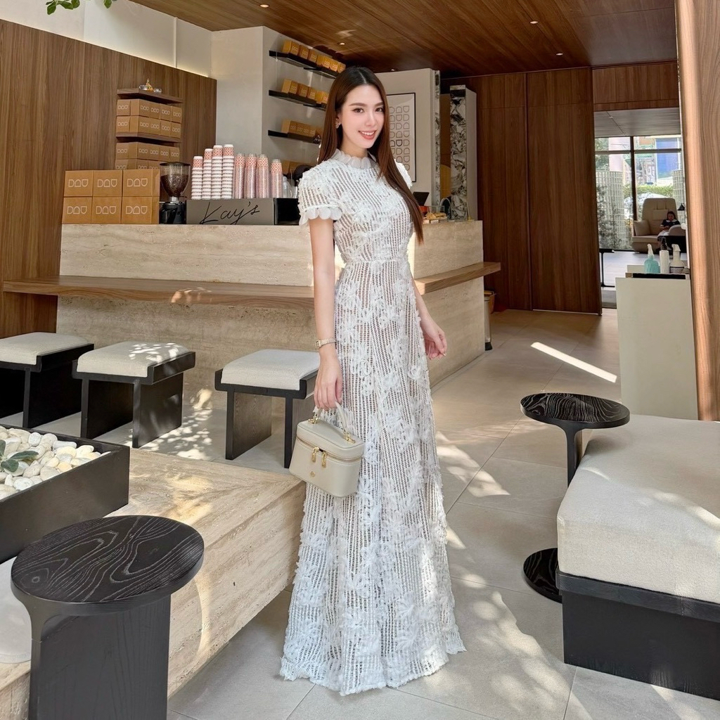 เดรสลูกไม้ยาวสวยแบบผู้ดี ผ้าลูกไม้เนื้อนุ่มปักดอกทั้งชุด ตรงคอและแขนดีไซค์เกร๋  ซับในสีอ่อน ซิปหลัง 