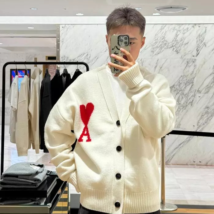 AMI Paris  เสื้อถักAmi เสื้อคาร์ดิแกนถักลายหัวใจแบบยูนิเซ็กซ์ LOVE ของแท้ 100% ราคา ถูกที่สุด ดีลบีเคเค แกลเลอรีภาพที่ 3