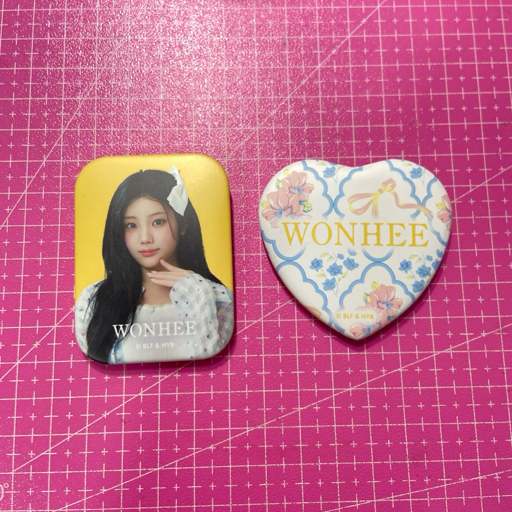 พร้อมส่ง📦 เข็มกลัด wonhee illit💜