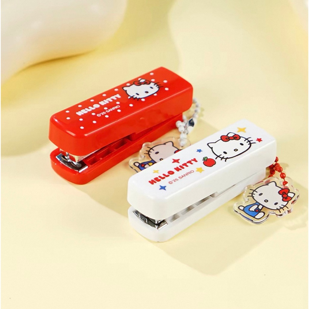 ชุดเครื่องเย็บกระดาษพกพา MINI ลายคิตตี้/แท้Sanrio มาพร้อมตุ๊กตาห้อยสุดแสนน่ารัก