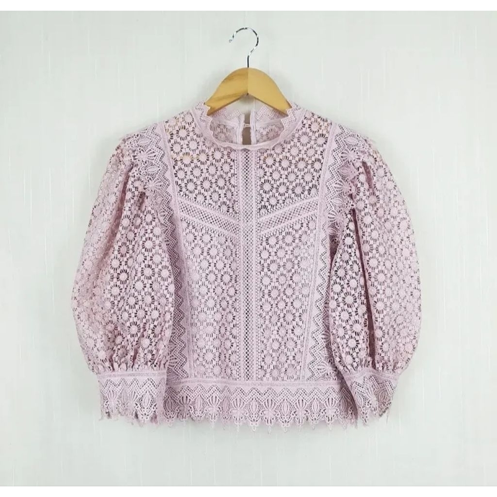 เสื้อ Carisa siam lace top (รบกวนอ่านรายละเอียดสินค้าและตัดสินใจก่อนสั่งซื้อ สั่งแล้วห้ามยกเลิกและพร