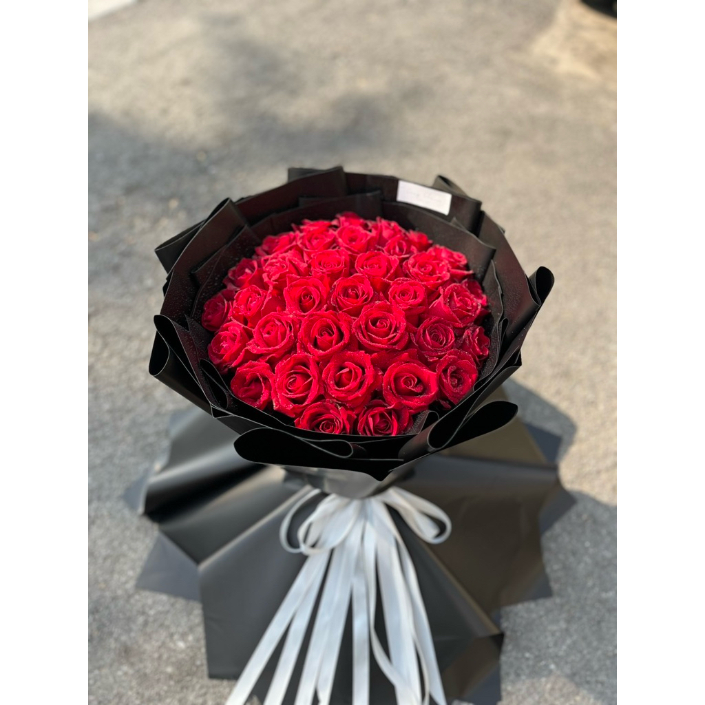 (กทม มีบริการส่งด่วน) ช่อกุหลาบแดงสุดหรู  สุดพิเศษ 🖤❤️