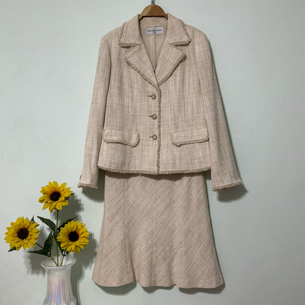 DS218 ชุดเซตสูทกระโปรง Gerard Darel Paris สีเบจเสื้ออก34“กระโปรงเอว26”ยาว28“ชุดสวยมาก