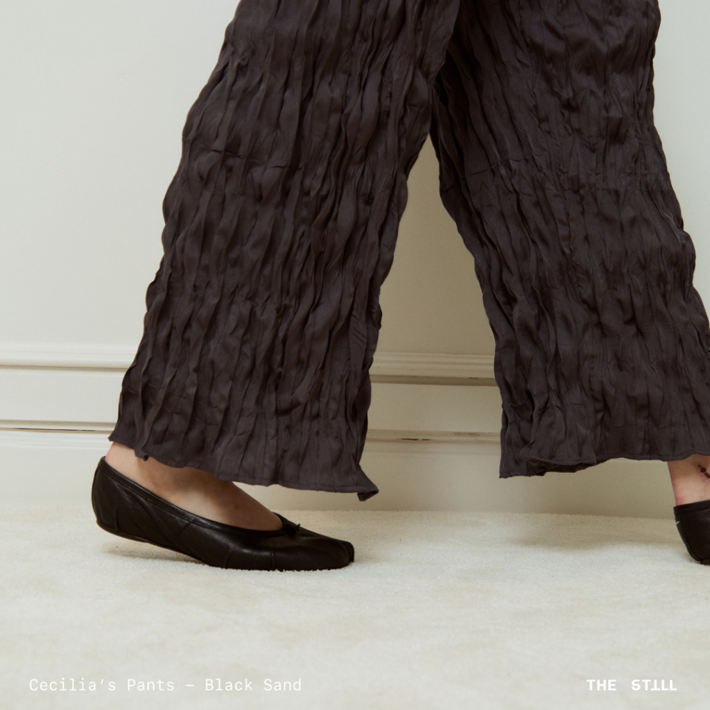 The Still - Cecilia's Crinkled Pleated Pants : กางเกงขายาวผ้าพลีทอัดยับ เอวยางยืด รุ่นขากว้าง