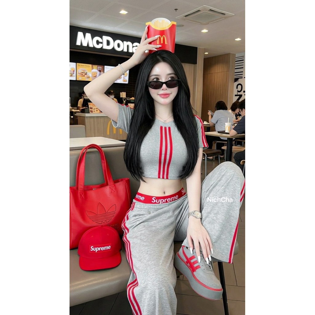 #Nicha Sporty Girl ลุคสปอร์ต Set 3 ชิ้น เสื้อคอกลมผ้าร่องแต่งแถบหน้าและแขนซ้าย กางเกงขายาวกระเป๋าข้างมีเชือก กางเกงในปัง