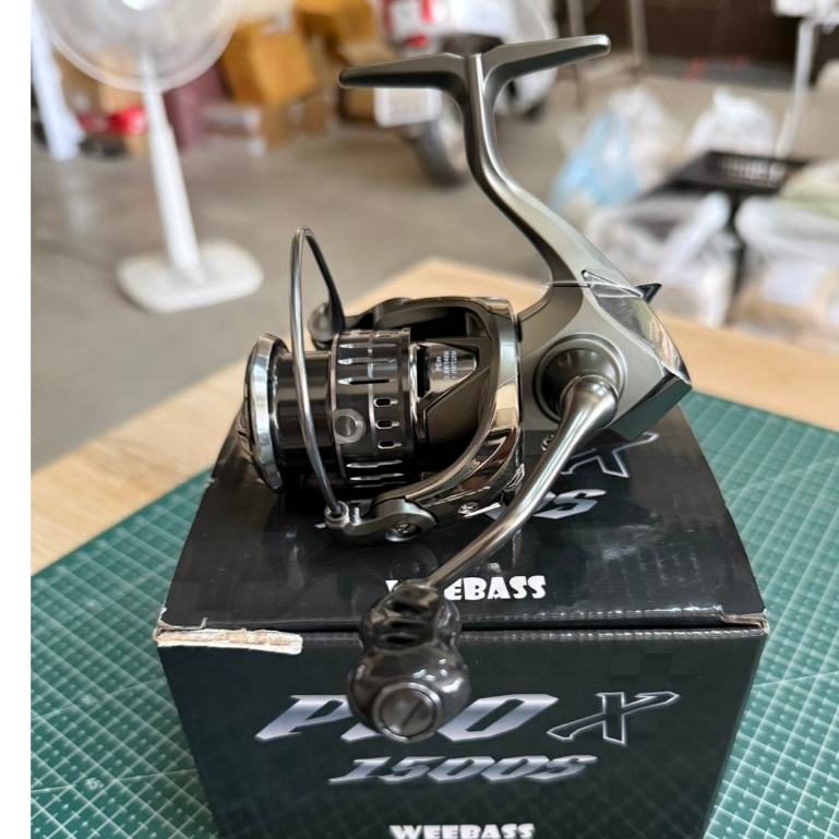 รอกสปินนิ่ง WEEBASS PRO X (เบอร์ 1500S / 2500S) สปูลตื้น แขนเกลียว ลุยงาน UL เคาะปลั๊ก ตีเหยื่อปลอม 