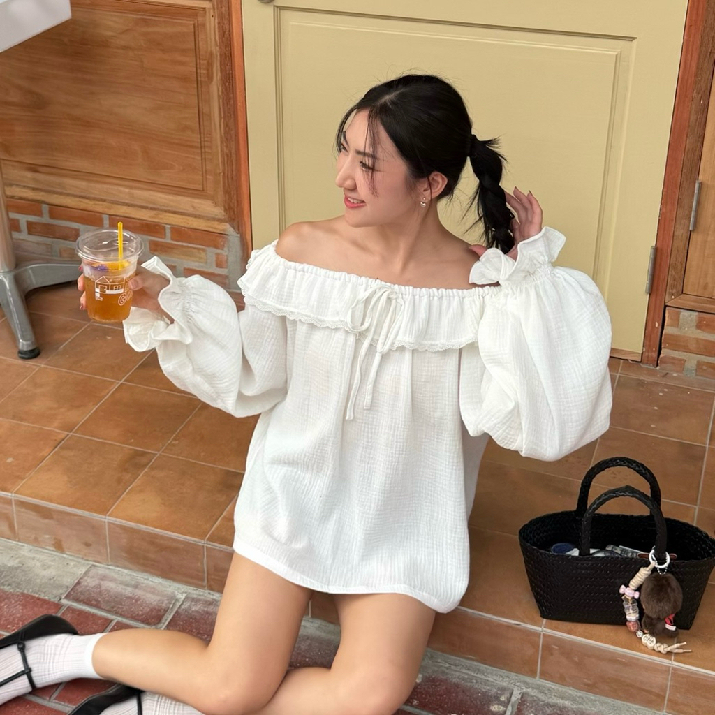 𝐌𝐨𝐫𝐧𝐢𝐧𝐠 𝐌𝐢𝐬𝐭 ( เสื้อปาดไหล่แขนยาวเนื้อผ้าสาลู สไตล์เกาหลี ดีไซน์เปิดไหล่ พร้อมดีเทลระบายรอบคอ แขนเสื้อทรงพองแบบบอลลูน