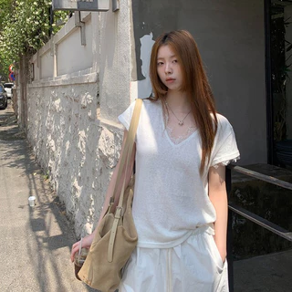 cherryshop พร้อมส่ง เสื้อยืดคอวีแขนสั้นผสมลูกไม้สีขาวใหม่สำหรับผู้หญิงฤดูร้อน ลำลองหลวมๆ นุ่มและใส่สบาย