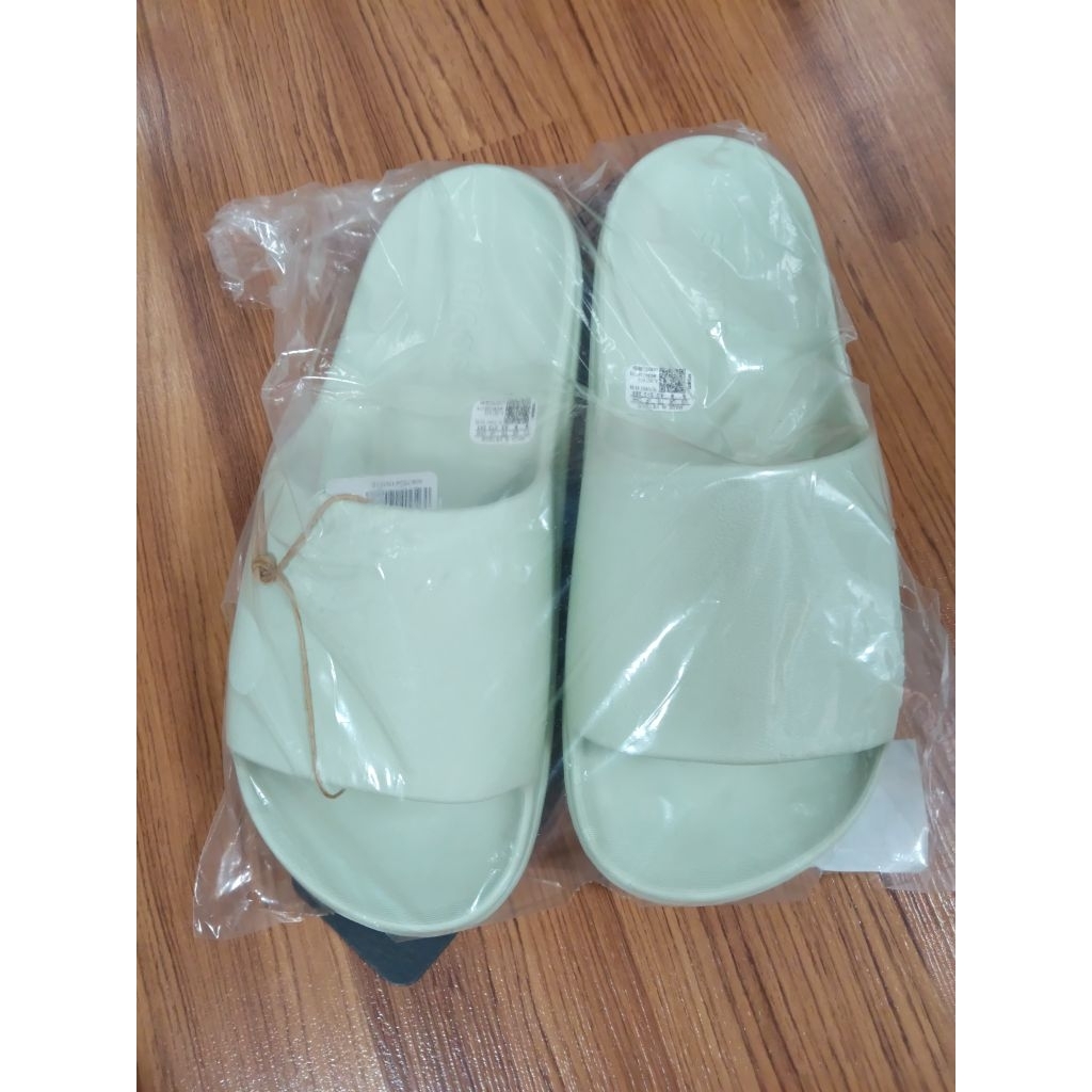 รองเท้าแตะ adidas แท้ ADILETTE เบอร์ 9uk หรือ 43 เท้ายาว 26.5 cm
