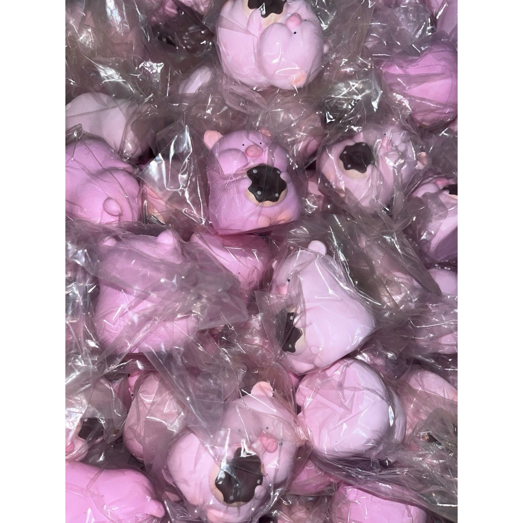 free หมูถือโดนัทcs ไม่มีแพ็คเกจ คละสี
