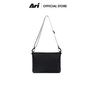ARI ESSENTIAL SACOCHE BAG - BLACK (AHW1740-01) กระเป๋า สะพายข้าง อาริ สีดำ